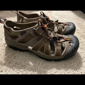 Men’s 9.5 Brown Keen Sandals